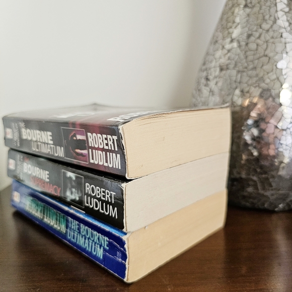 Robert Ludlum Lot of 3 Paperback Books The Bourne Ultimatum The Bourne Supremacy - Picture 10 of 10